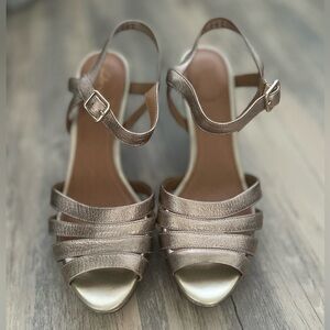 Clarks Women’s Size 9 Gold Metallic Mayra Poppy High Heel Shoes